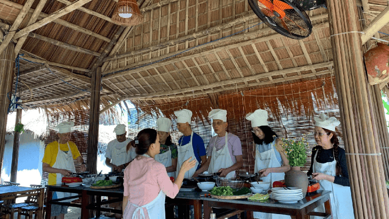 Trải nghiệm đi chợ & Học nấu ăn thực tế Trà Quế Water Wheel (3)